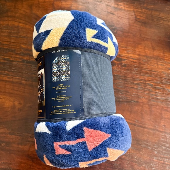 NWT Pendleton Big Thunder Navy Aztec Southwestern Geometric Fleece Throw Blanket - Picture 6 of 10